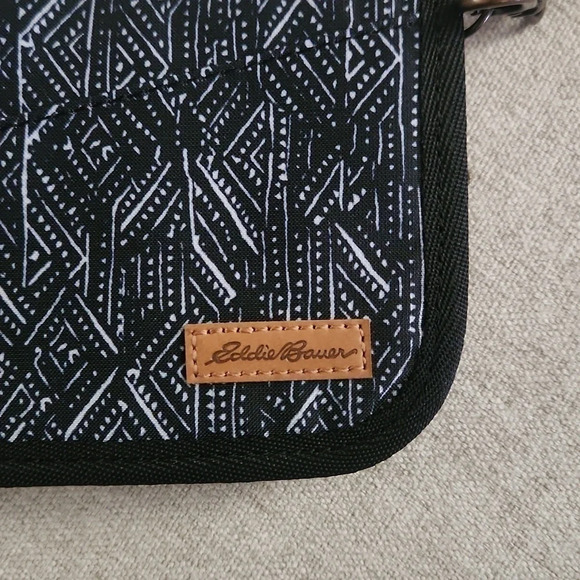 Eddie Bauer Connect Travel Wallet - Picture 2 of 3